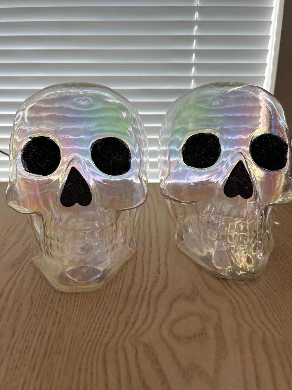 New 2 Hyde & Eek Halloween 👻 Plastic Skulls 💀 Clear iridescent Size 6”x7.5”
